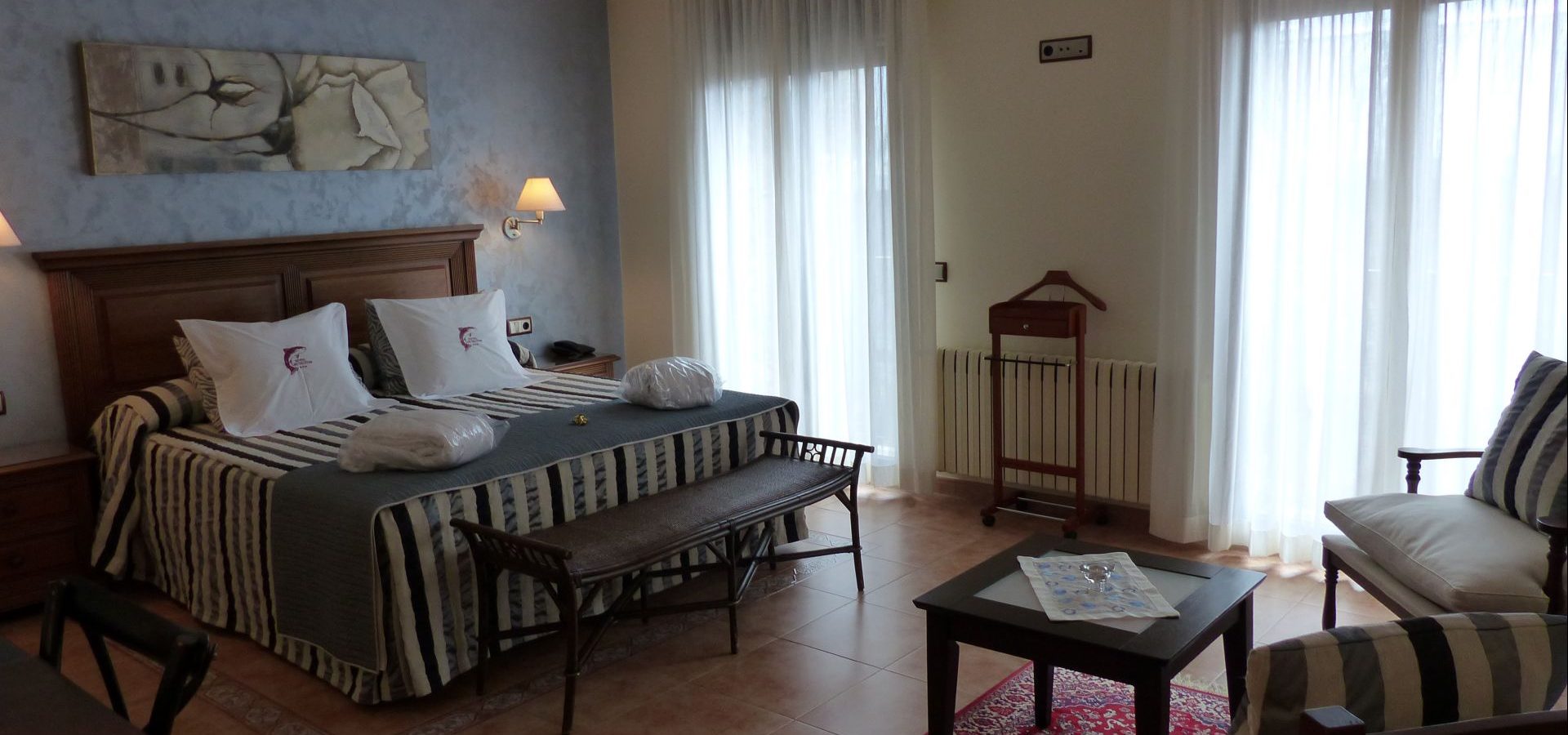 habitacion-suite-cama-salon-decoracion-clasica-hotel-les-truites-pas-de-la-casa-andorra